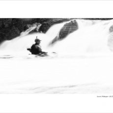 kayakiste face à la cascade