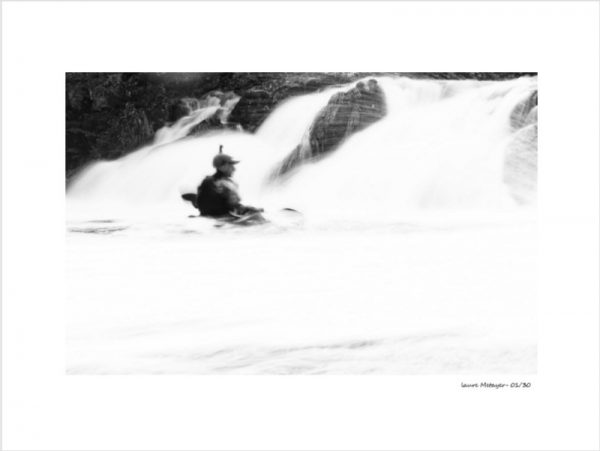 kayakiste face à la cascade