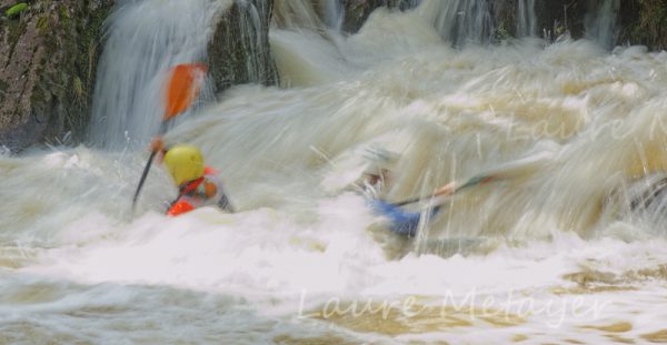 kayak dans le tumulte de l'eau
