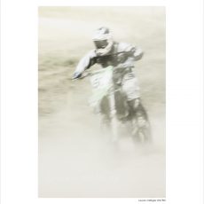 moto dans la poussière