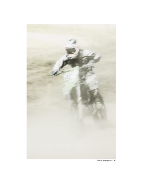 moto dans la poussière