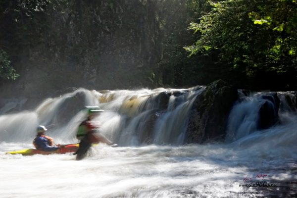 kayak près de la cascade