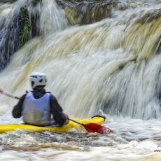 kayak au pied de la cascade