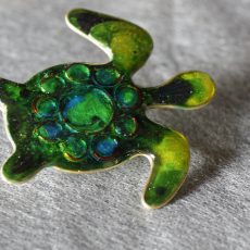 broche résine tortue