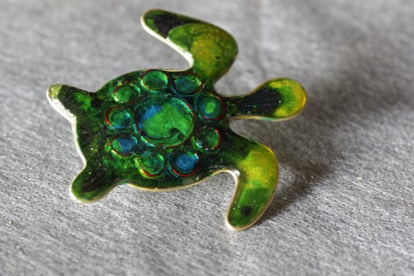 broche résine tortue