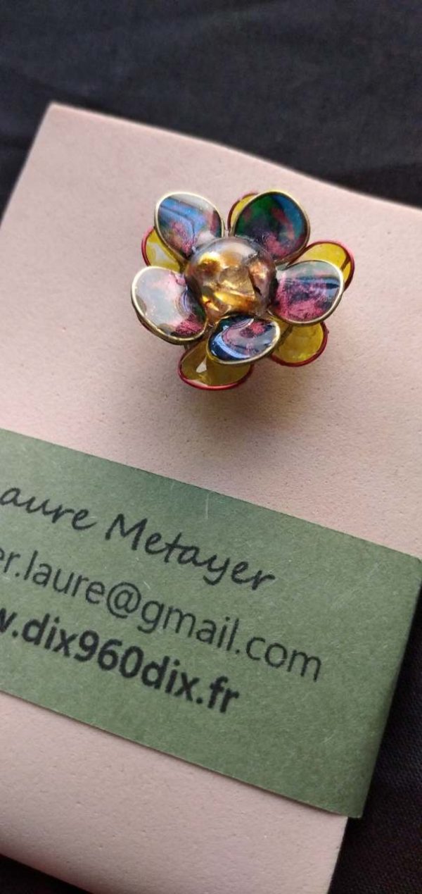 Broche resine fleur