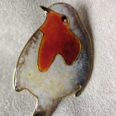 broche résine rouge gorge