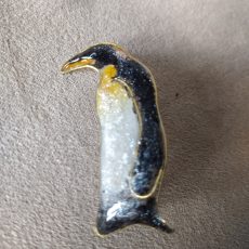 broche résine manchot